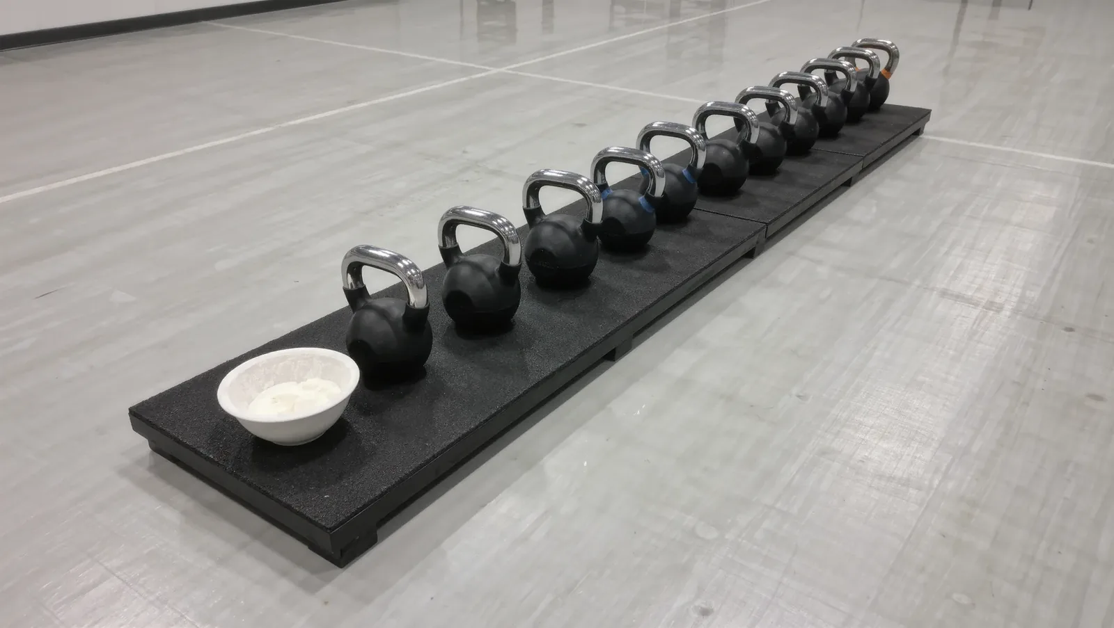 Symbolbild Kettlebells neben der Hantelbühne